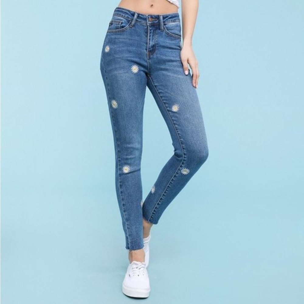 Judy Blue Daisy Embroidered Skinny Jeans